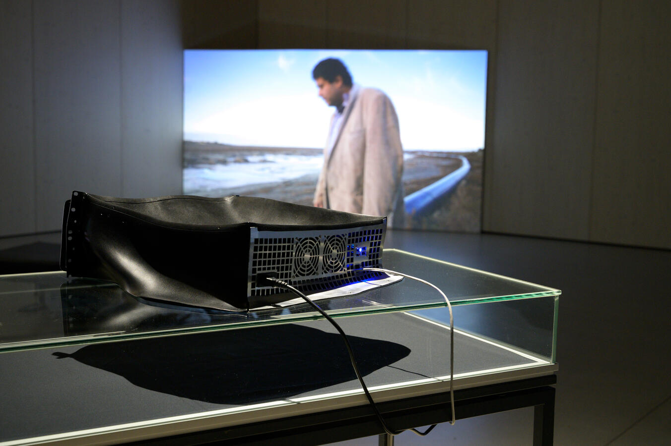 vorne: geschmolzener Server von Zeno Gries, hinten: Video von Juliane Henrich, Foto: GBB