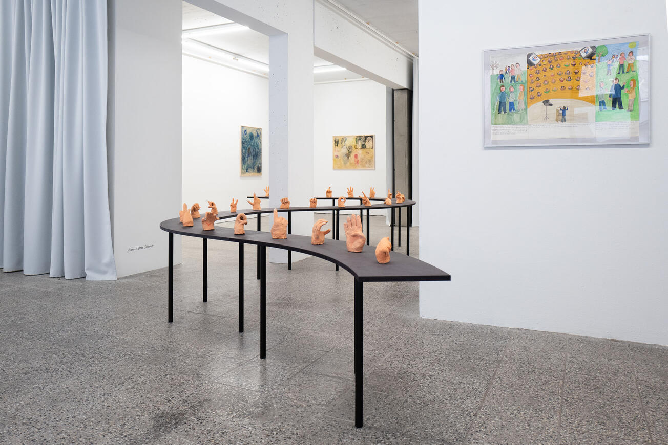 vorne: Bild und Keramiken von Anne-Katrin Störmer, hinten: Malereien von Bernd Gehrig. Foto: Maximilian Koppernock